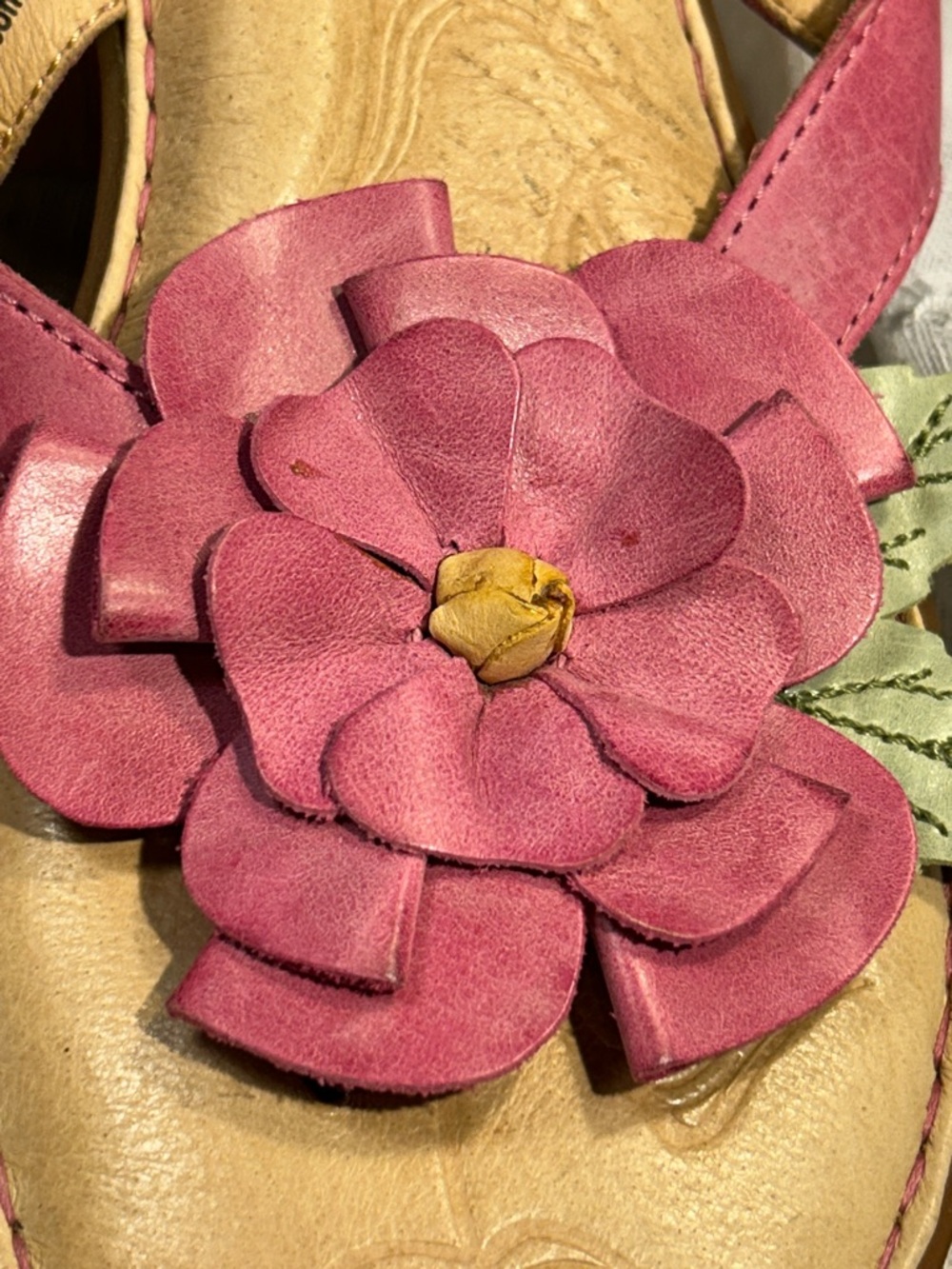 Born leather almost NEW flip flops with flower - Picture 3 of 9